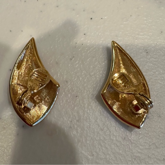 NWT/NOS 1980’s Vintage Monet clip-on earrings gold tone black enamel rhinestones - Picture 6 of 10